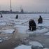 С начала ледостава спасатели сняли с льдин 24 рыбака-экстремала